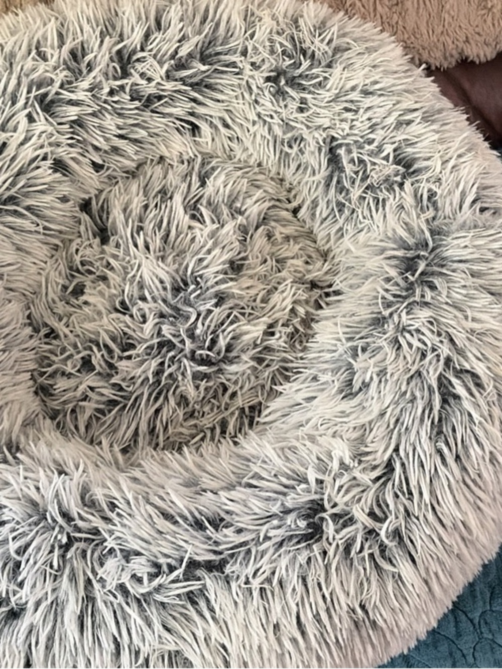 Plush Round Dog Bed in Light Gray Faux Fur